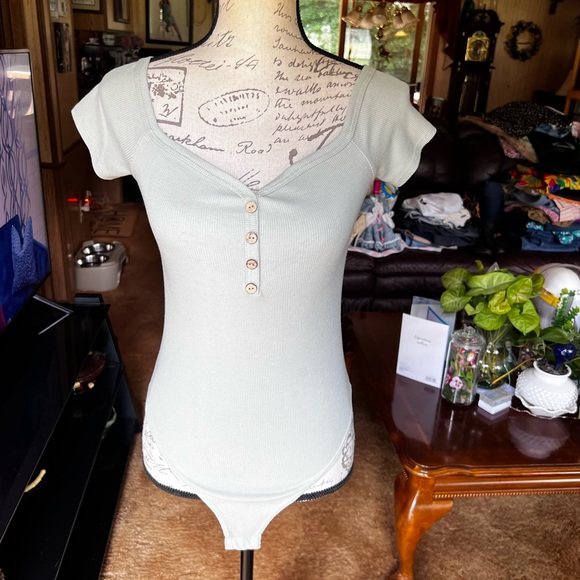 Woman’s gaze light green bodysuit - Picture 7 of 16